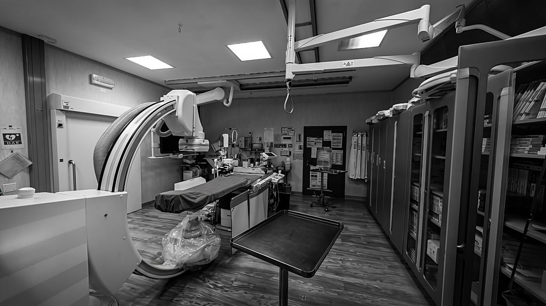 Sala angiografica completa di apparecchiature
